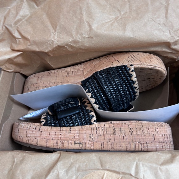 Earth Tan Sandal Black and Tan Slip On - Picture 4 of 7